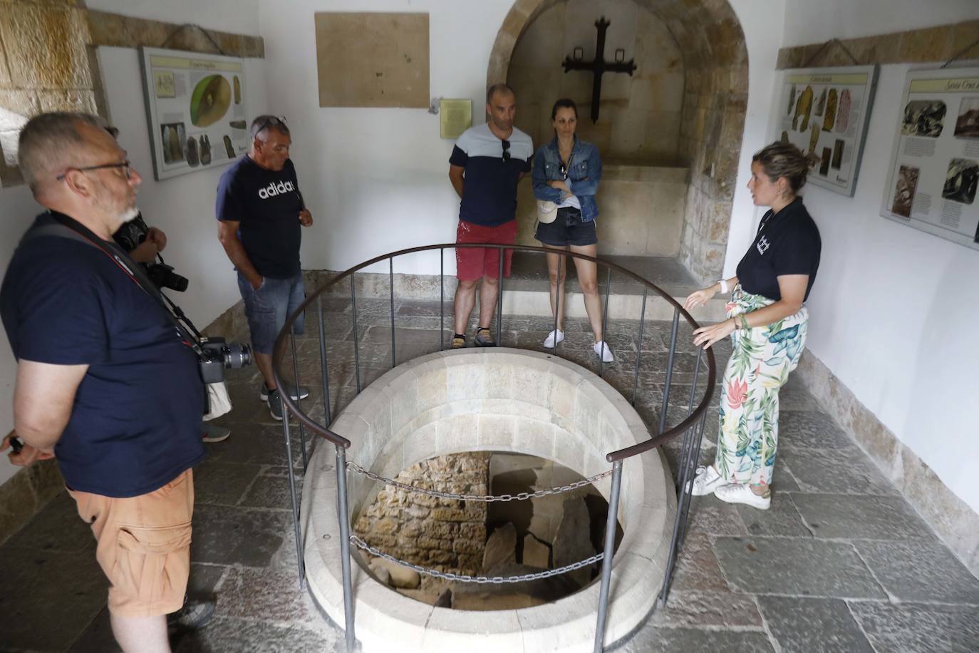 Dolmen. Interior de la capilla canguesa de la Santa Cruz.