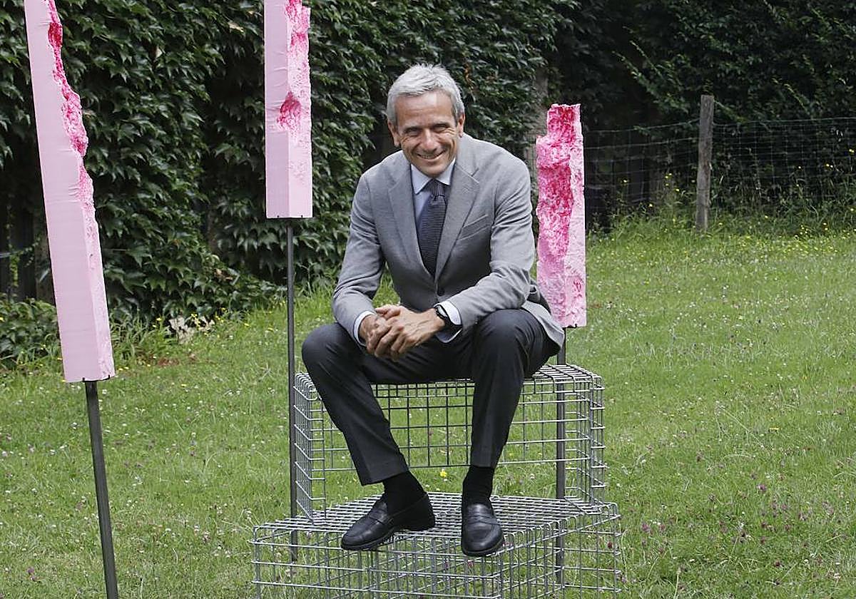 Diego Suárez Noriega toma un respiro en los jardines que rodean la galería en Deva.