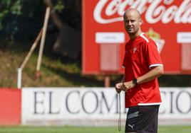 Miguel Ángel Ramírez dirige el entrenamiento de esta mañana en Mareo.