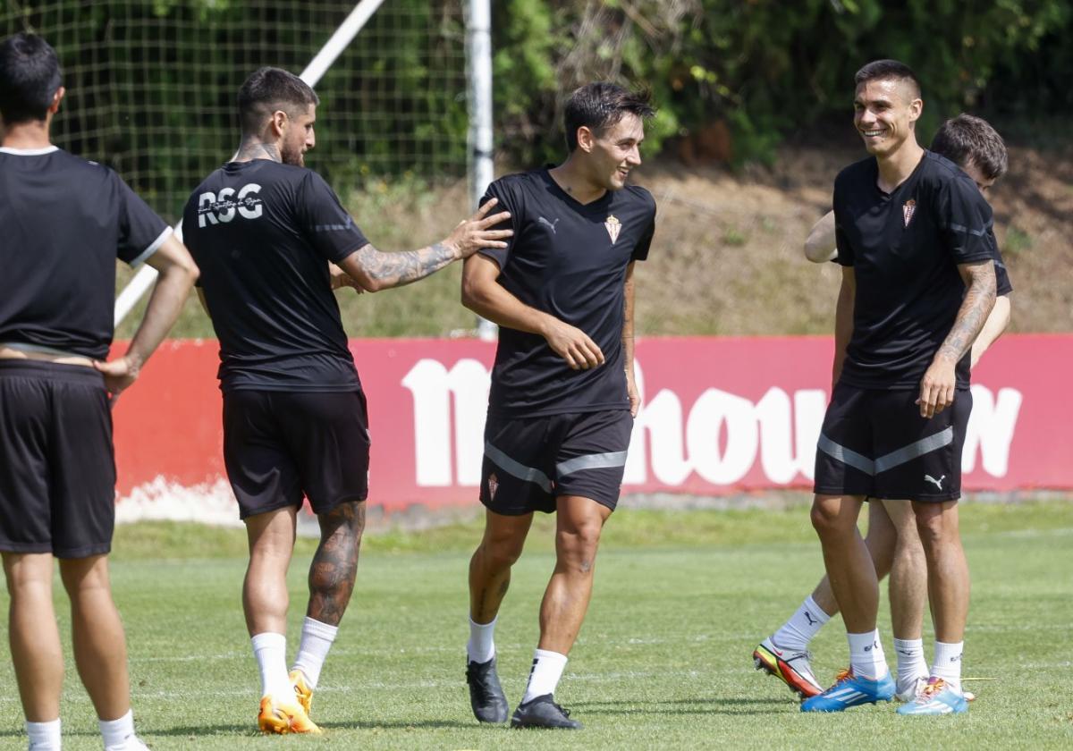 Jeraldino, Pedro y Djuka bromean en el entrenamiento de ayer.