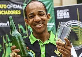 Wilkin Aquiles, en Nava, con vasu y botella sidra, después de proclamarse campeón.