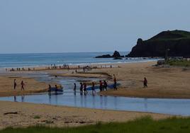 Playa de La Espasa, en Caravia, donde ocurrió el suceso.