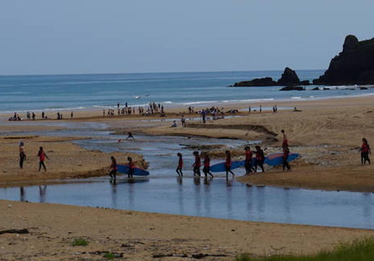 Playa de La Espasa, en Caravia, donde ocurrió el suceso.