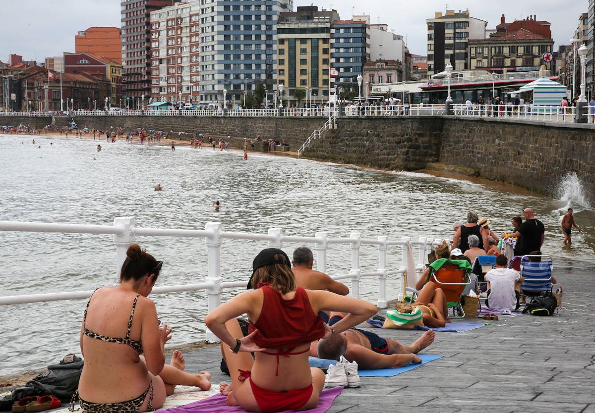 Bañistas en la playa de San Lorenzo.