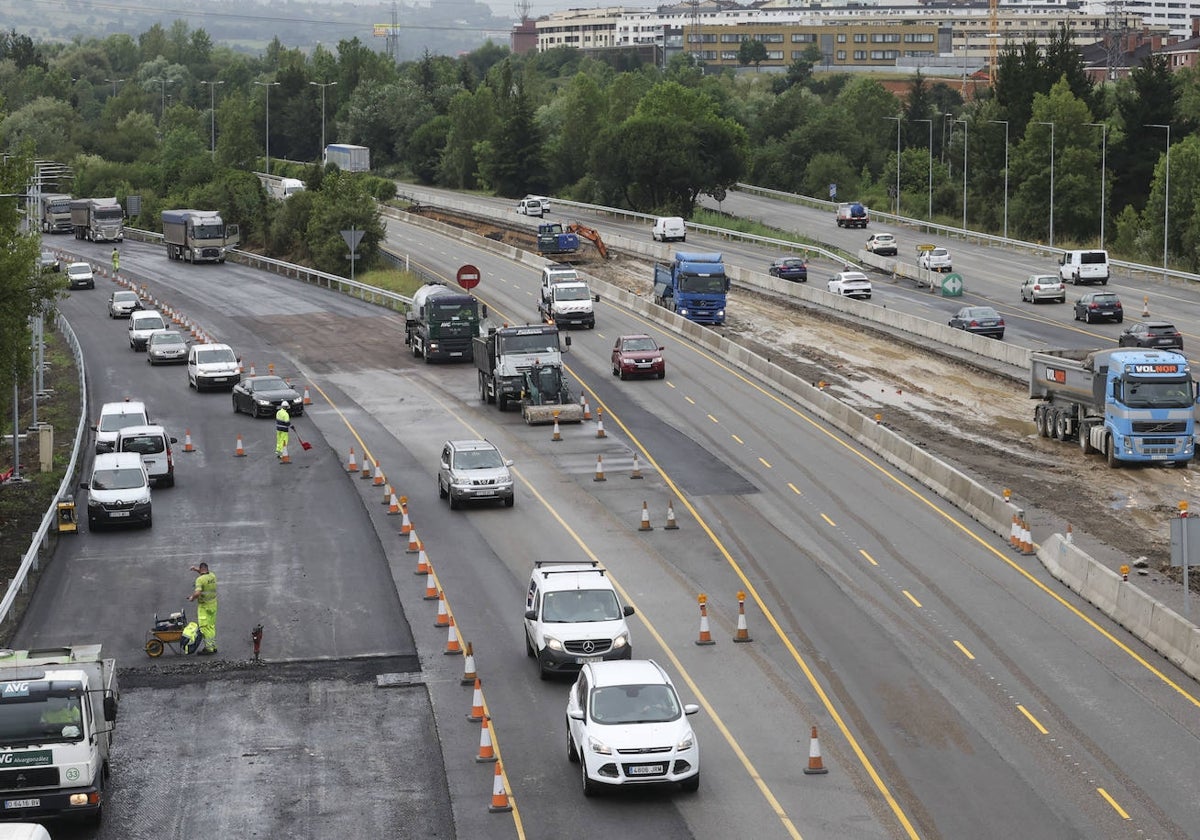 Tráfico denso en la zona de obras del tercer carril de la 'Y'.