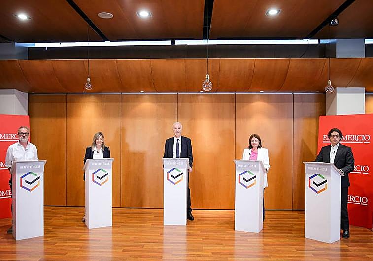 Rafael Cofiño (Sumar), Esther Llamazares (PP), Juan Neira (moderador), Adriana Lastra (PSOE) y José María Figaredo (Vox).