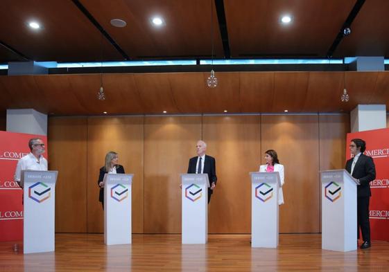 Un sorteo antes del debate estableció la distribución de los atriles. Por la izquierda, el candidato de Sumar, Rafael Cofiño, la del PP, Esther Llamazares, el moderador, Juan Neira, la candidata del PSOE, Adriana Lastra y el de Vox, José María Figaredo.