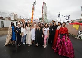 Modelos y diseñadoras, con las atracciones de fondo.