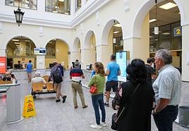 Edificio principal de Correos, en la plaza del Seis de Agosto de Gijón, esta mañana.