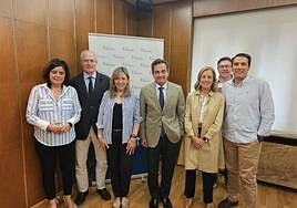 Esther Llamazares, en el centro, junto a las diputadas Beatriz Polledo y Pilar Fernández, tras la reunión con el Colegio de Médicos de Asturias.