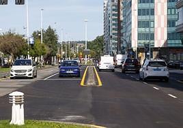 Tráfico circulando por el paseo del Muro ayer por la tarde, ya con toda la obra para devolverlo a su configuración previa a la pandemia finalizada.