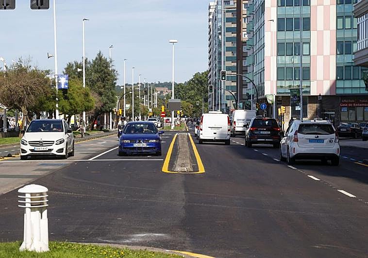 Tráfico circulando por el paseo del Muro ayer por la tarde, ya con toda la obra para devolverlo a su configuración previa a la pandemia finalizada.