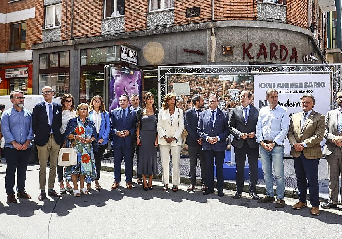 Foto de familia de los concejales de la Corporación durante el homenaje, ayer, celebrado en la calle Miguel Ángel Blanco.