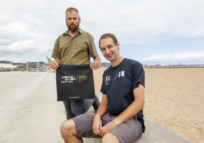 Fran Arnau con Basili Zhurman, jefe de pilotos de drones de Flock Drone Art, en Poniente.