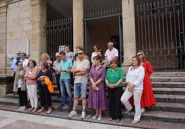 El acto en recuerdo de Miguel Ángel Blanco se celebró frente al Ayuntamiento de Cangas de Onís.