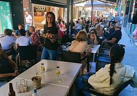 Lorena Fernández ofrece un pincho en la terraza de Casa Del Río.