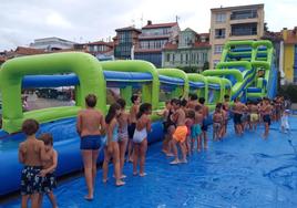 Niños disfrutando de los hinchables en el Muelle Viejo.