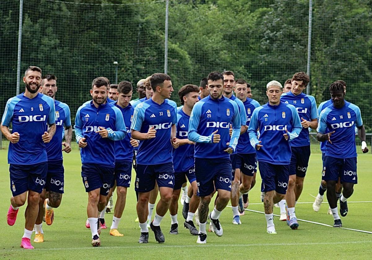 Borja Bastón, EL primero por la izquierda, durante el calentamiento del equipo en el entrenamiento de ayer en El Requexón.