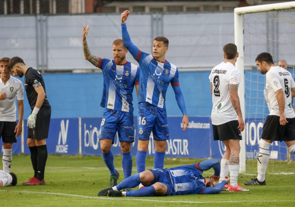 Morcillo, Javi Rey y Primo en el partido con el Gernika.