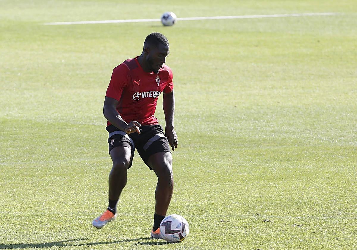 Axel Bamba, durante un entrenamiento del Sporting.