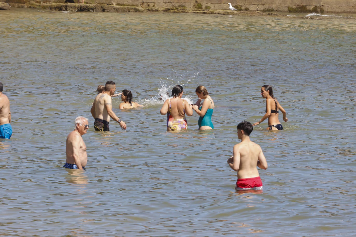 Los asturianos afrontan las altas temperaturas a remojo