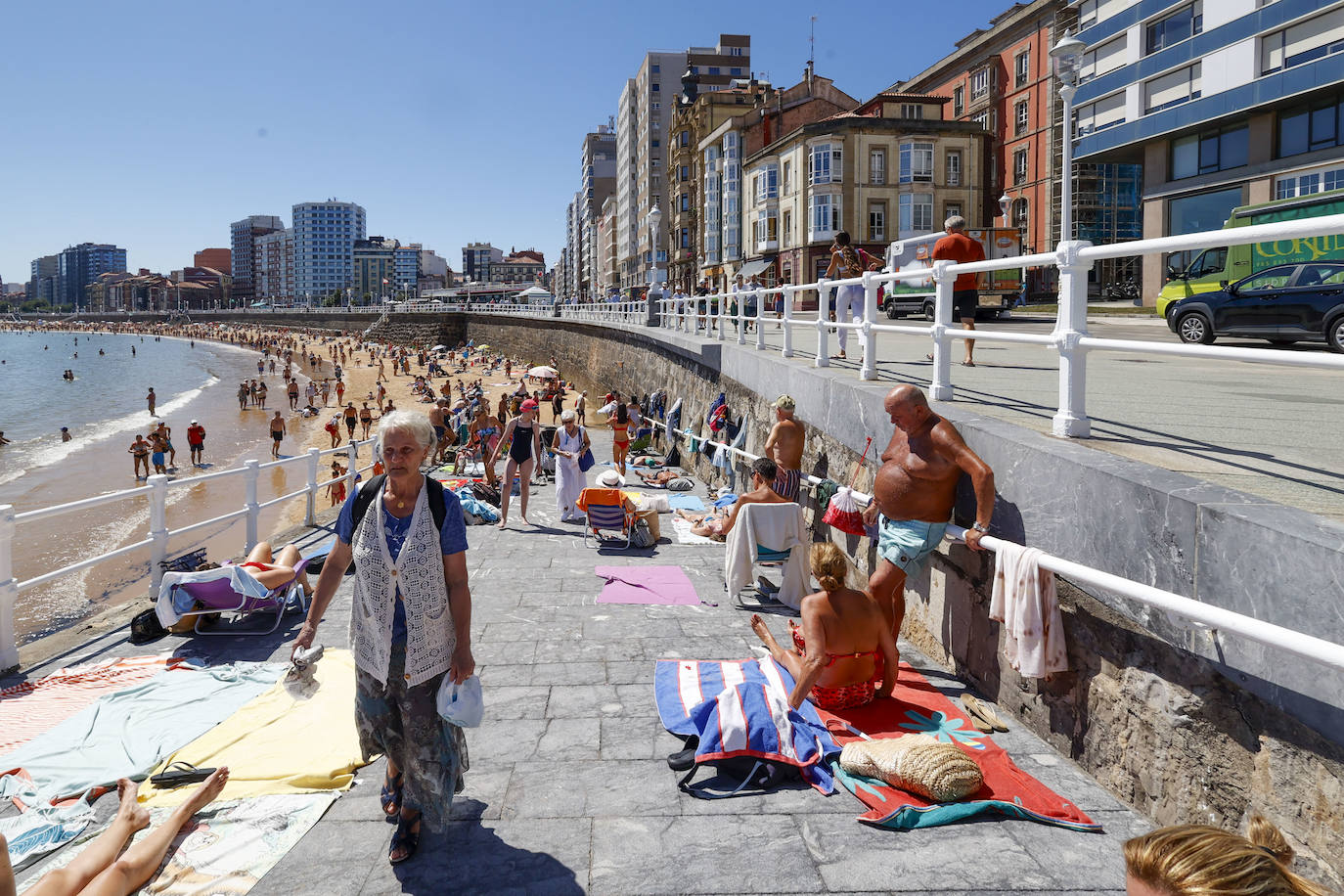 Los asturianos afrontan las altas temperaturas a remojo