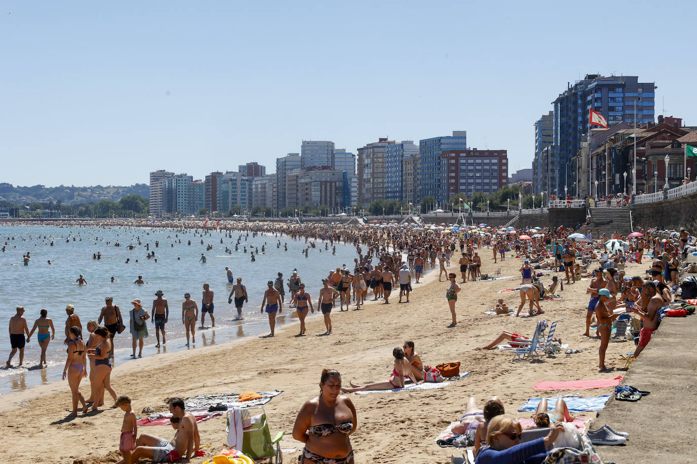 Los asturianos afrontan las altas temperaturas a remojo