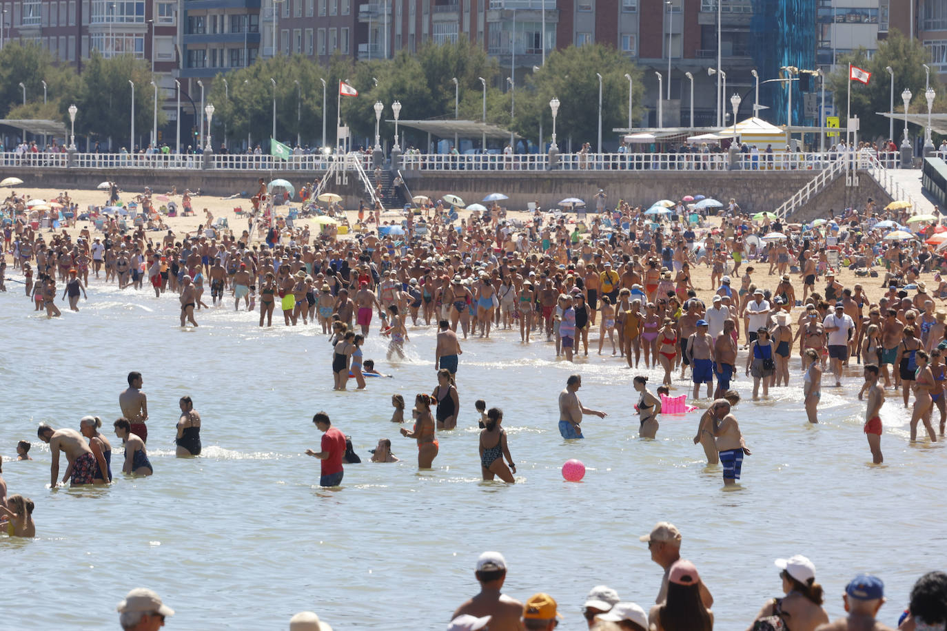 Los asturianos afrontan las altas temperaturas a remojo