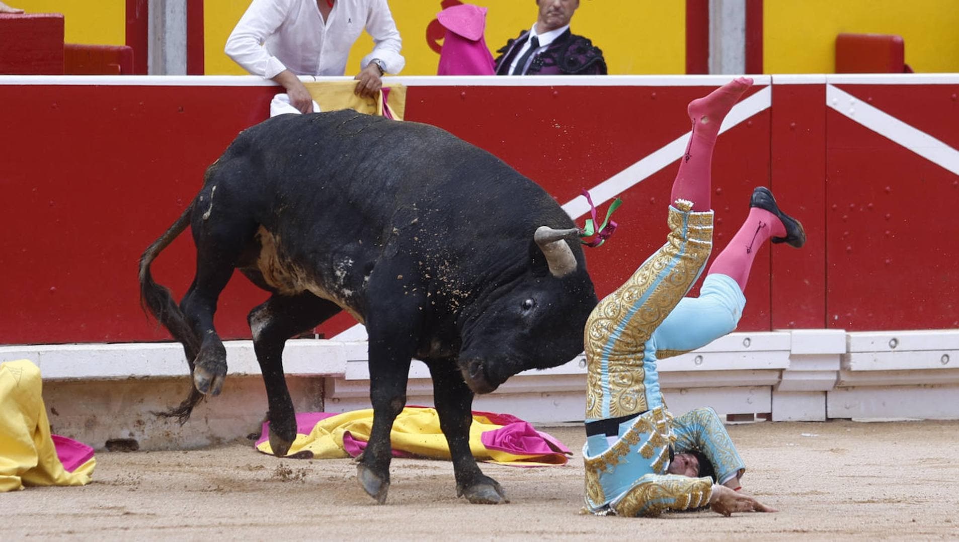 Terrible cogida del torero Rubén Pinar por un miura en Pamplona | El  Comercio: Diario de Asturias