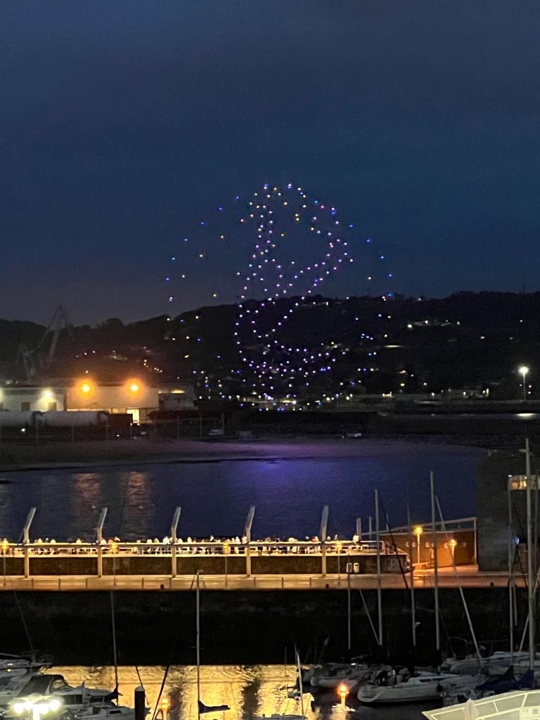 Quini ilumina el cielo de Gijón