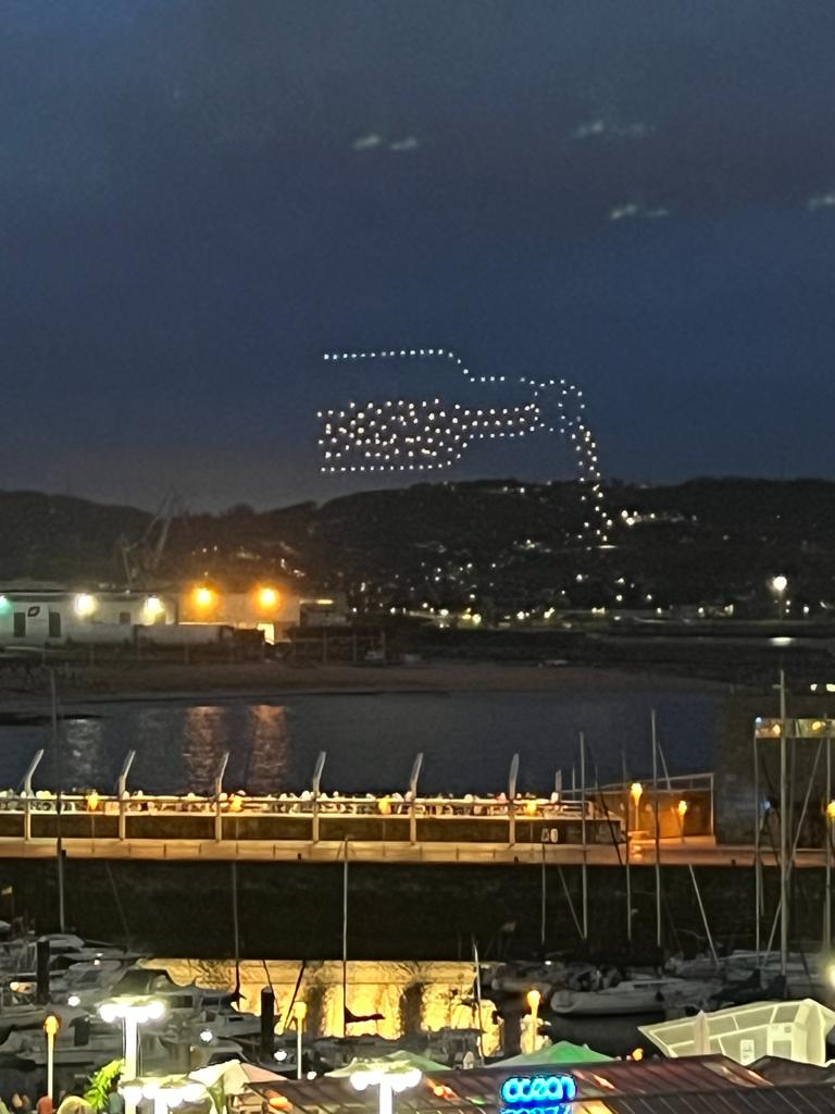 Quini ilumina el cielo de Gijón