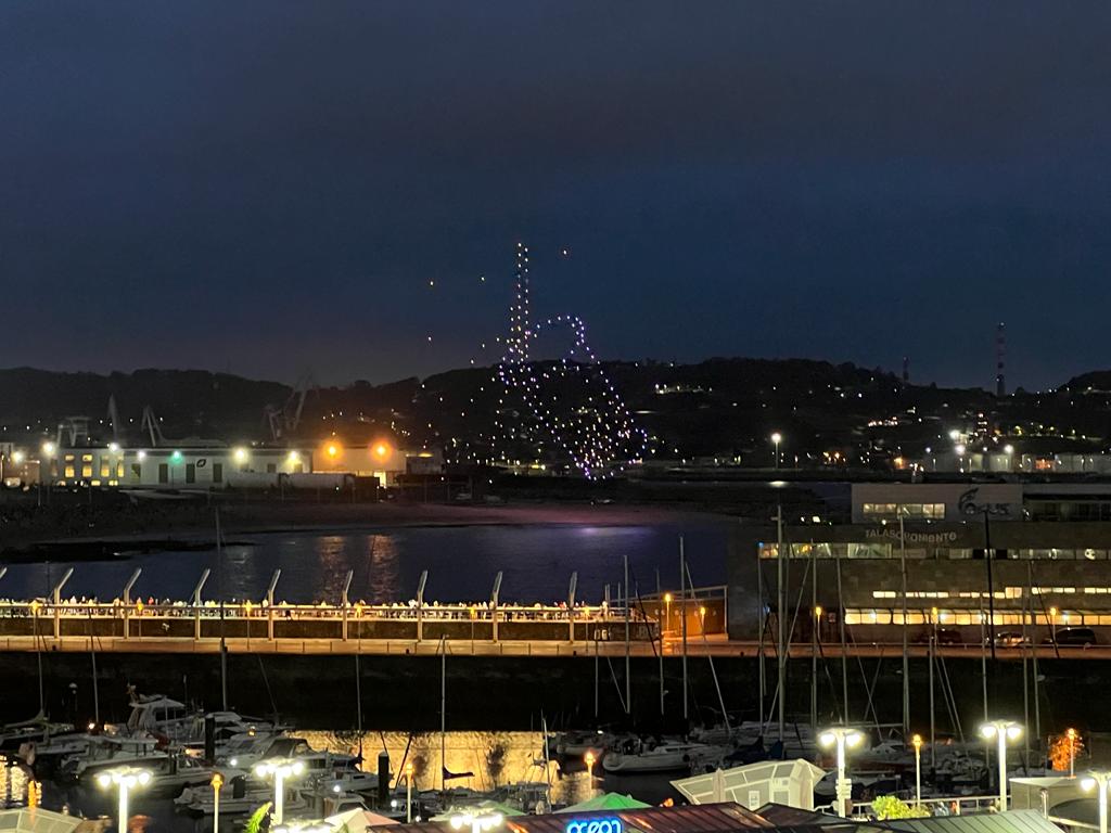 Quini ilumina el cielo de Gijón