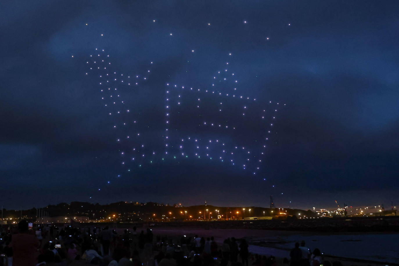 Quini ilumina el cielo de Gijón