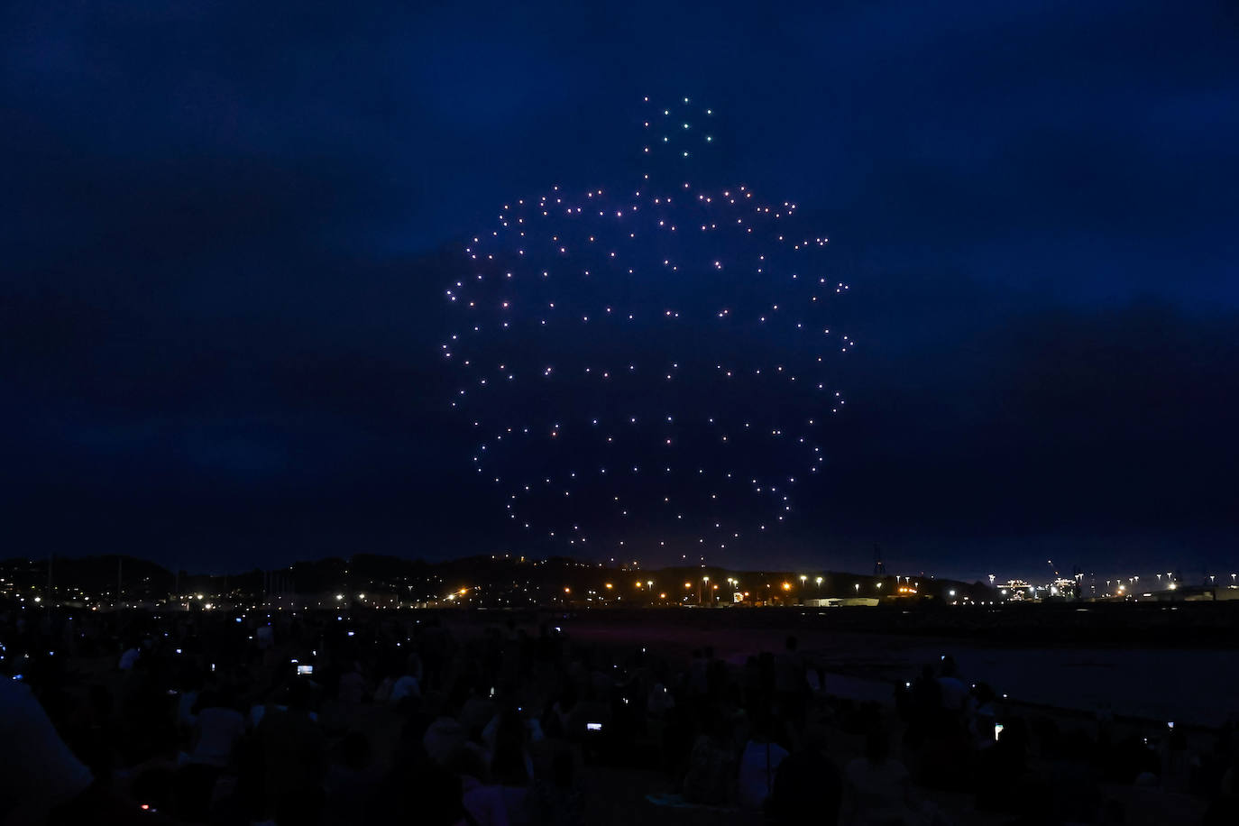 Quini ilumina el cielo de Gijón