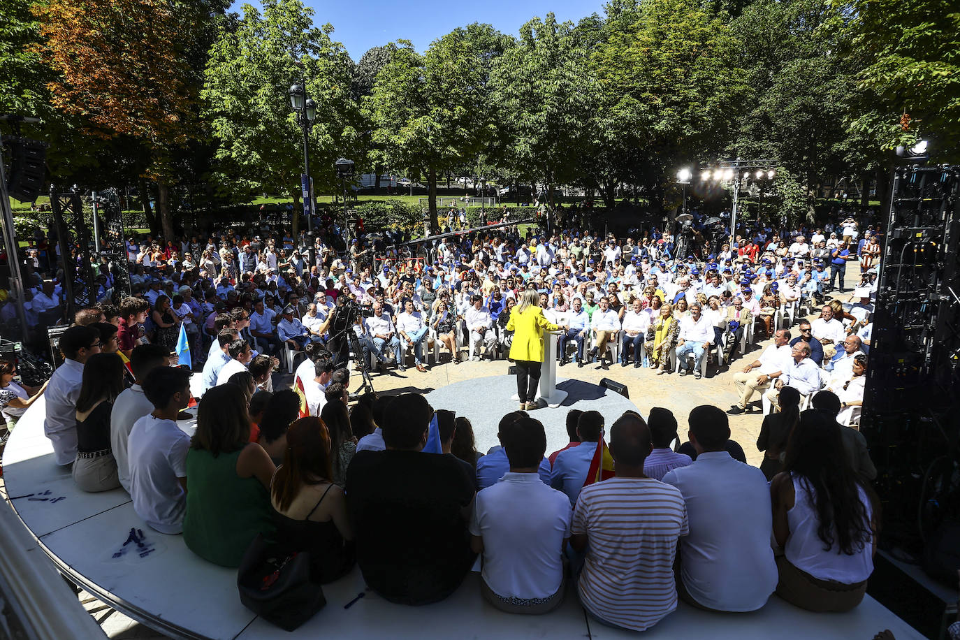 Así fue el acto de campaña de Feijóo en Oviedo