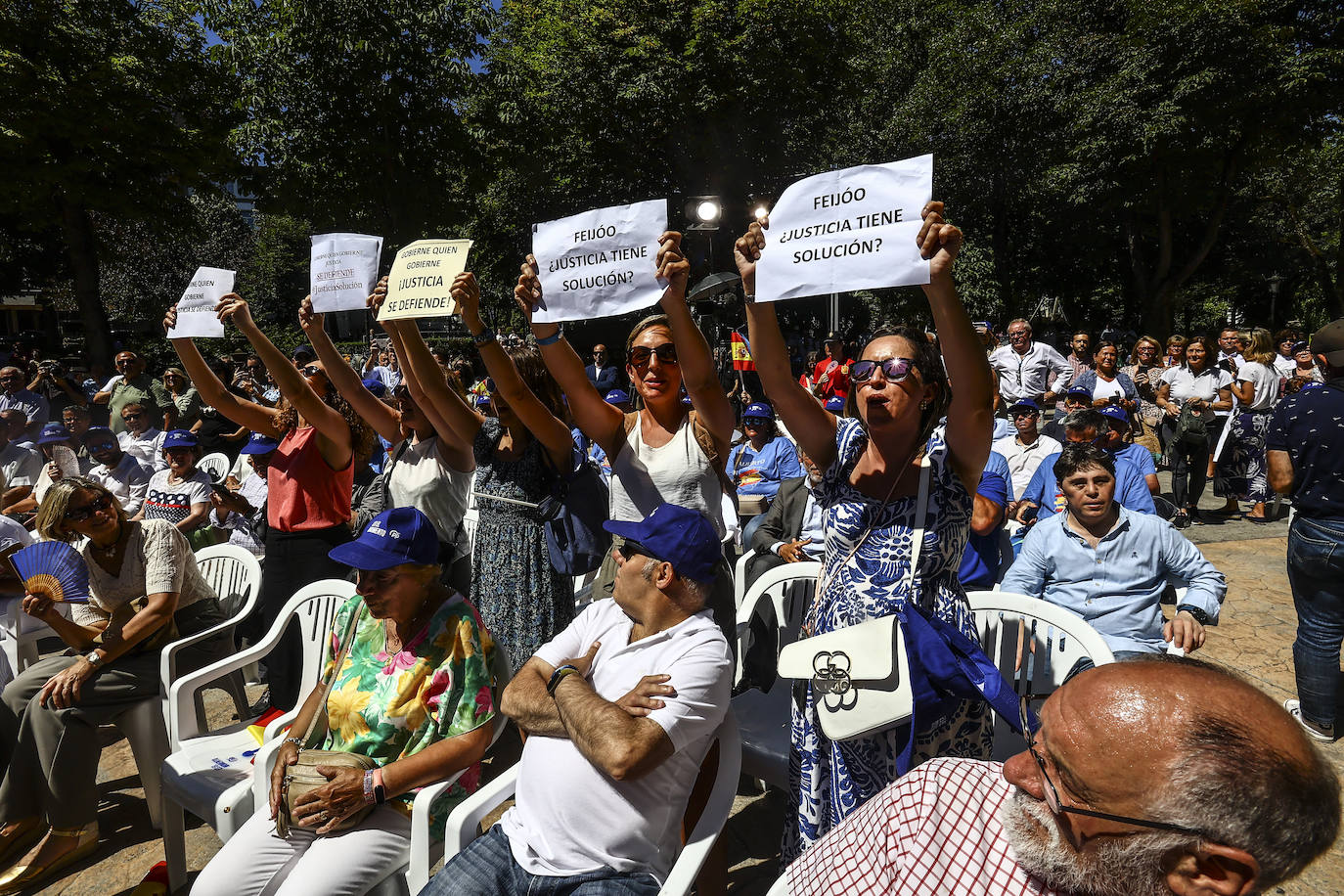 Así fue el acto de campaña de Feijóo en Oviedo