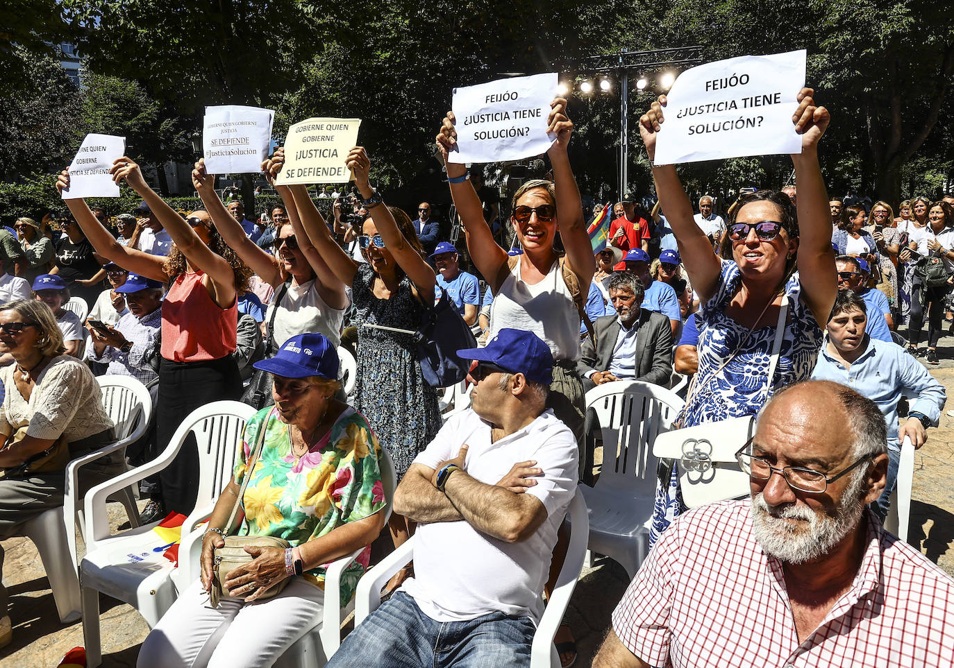Así fue el acto de campaña de Feijóo en Oviedo