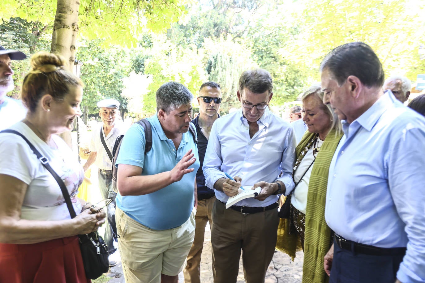 Así fue el acto de campaña de Feijóo en Oviedo