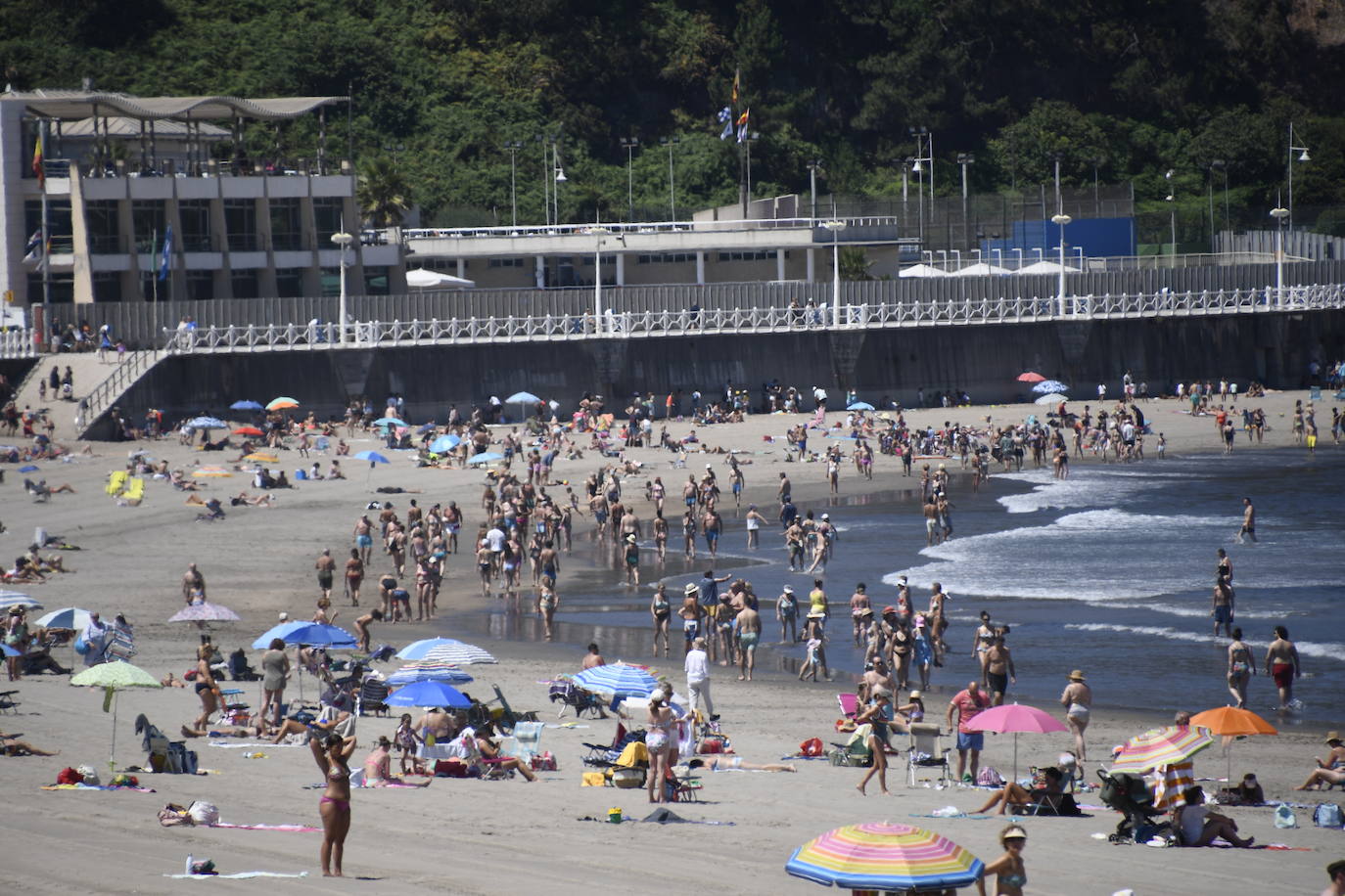 Los asturianos afrontan las altas temperaturas a remojo