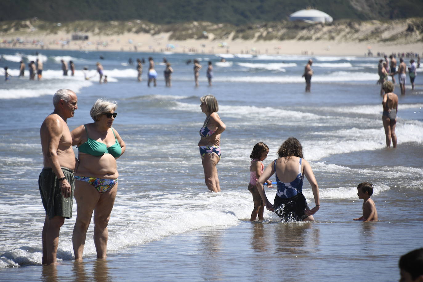 Los asturianos afrontan las altas temperaturas a remojo