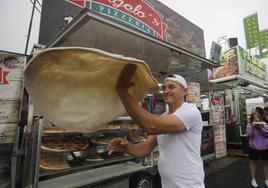 Miguel Ángel Landete de la Pizzería Angelo's amasando una gran pizza.