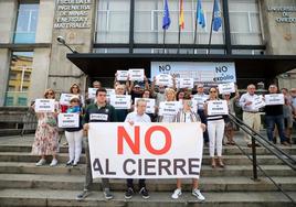 Exalumnos de la Escuela de Minas de Oviedo se concentran ante el edificio durante una pasada concentración contra el traslado de las titulaciones al campus de Mieres.