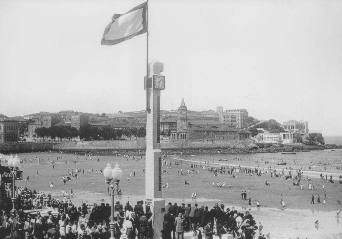 Imagen de La Escalerona recién construida, en los años 30. Arriba, José Avelino Díaz Fernández-Omaña.