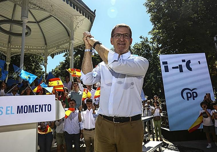 Feijóo, justo antes de iniciar su intervención en el escenario que se ubicó en el paseo del Bombé del parque de San Francisco de Oviedo.