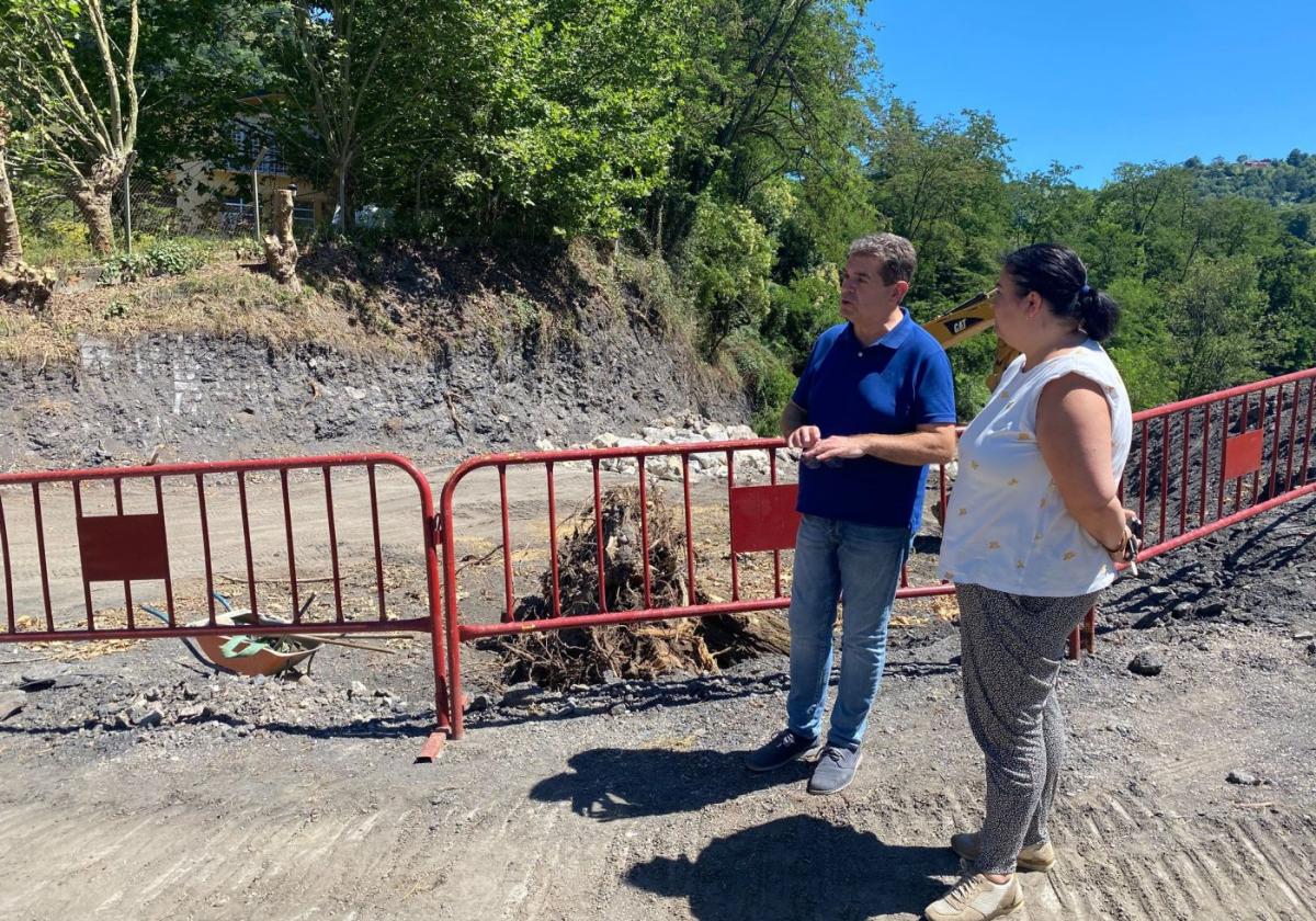 Martín Ardines visita las obras de urbanización del futuro polígono en el pozo Venturo.