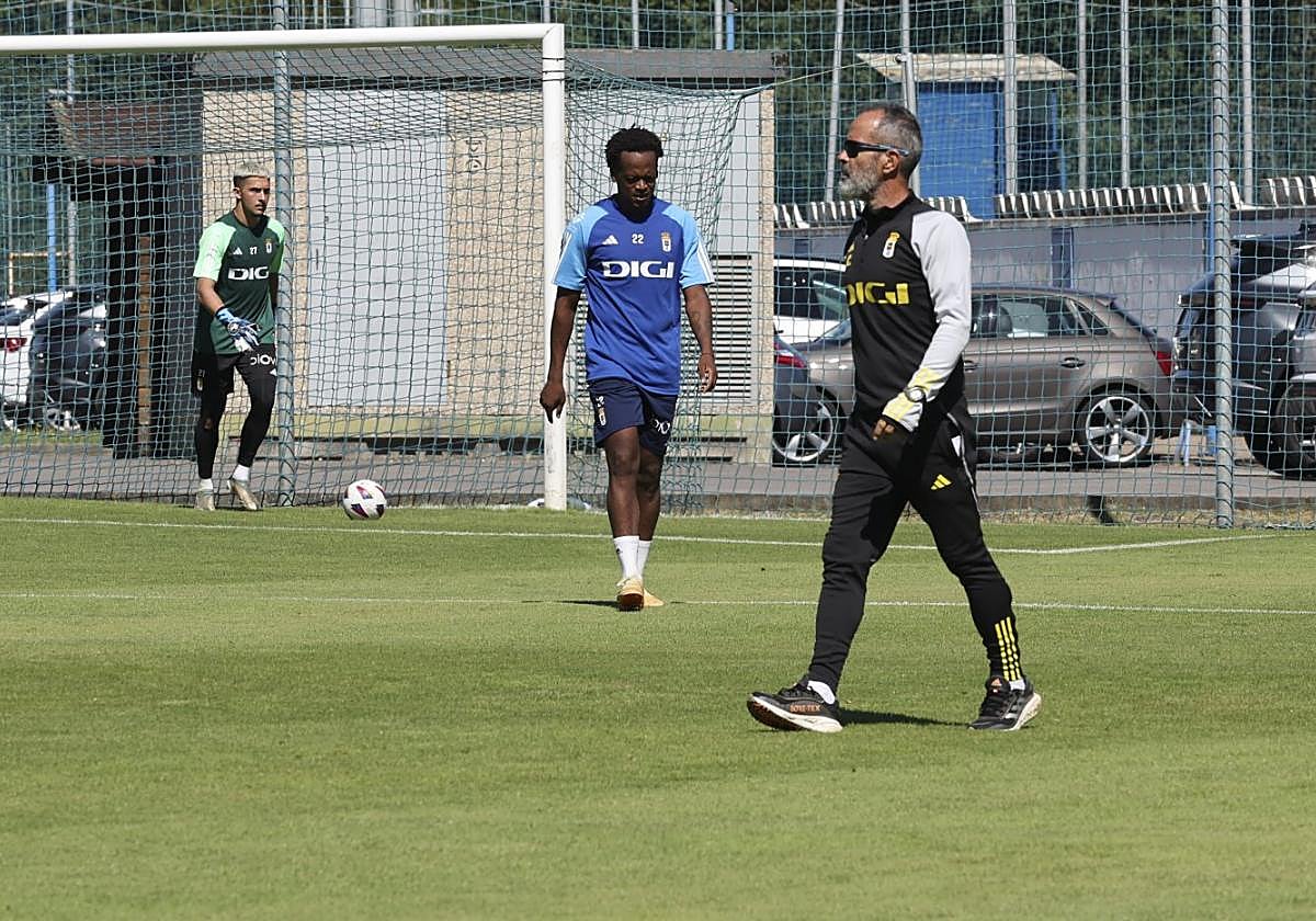 El técnico Álvaro Cervero, durante la sesión de ayer.