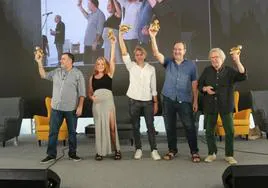 Imanol Caneyada, Nuria Bendicho, Juan Tallón, José Manuel Fajardo y Mariano Antolín Rato levantan sus premios, nada más recibirlos.
