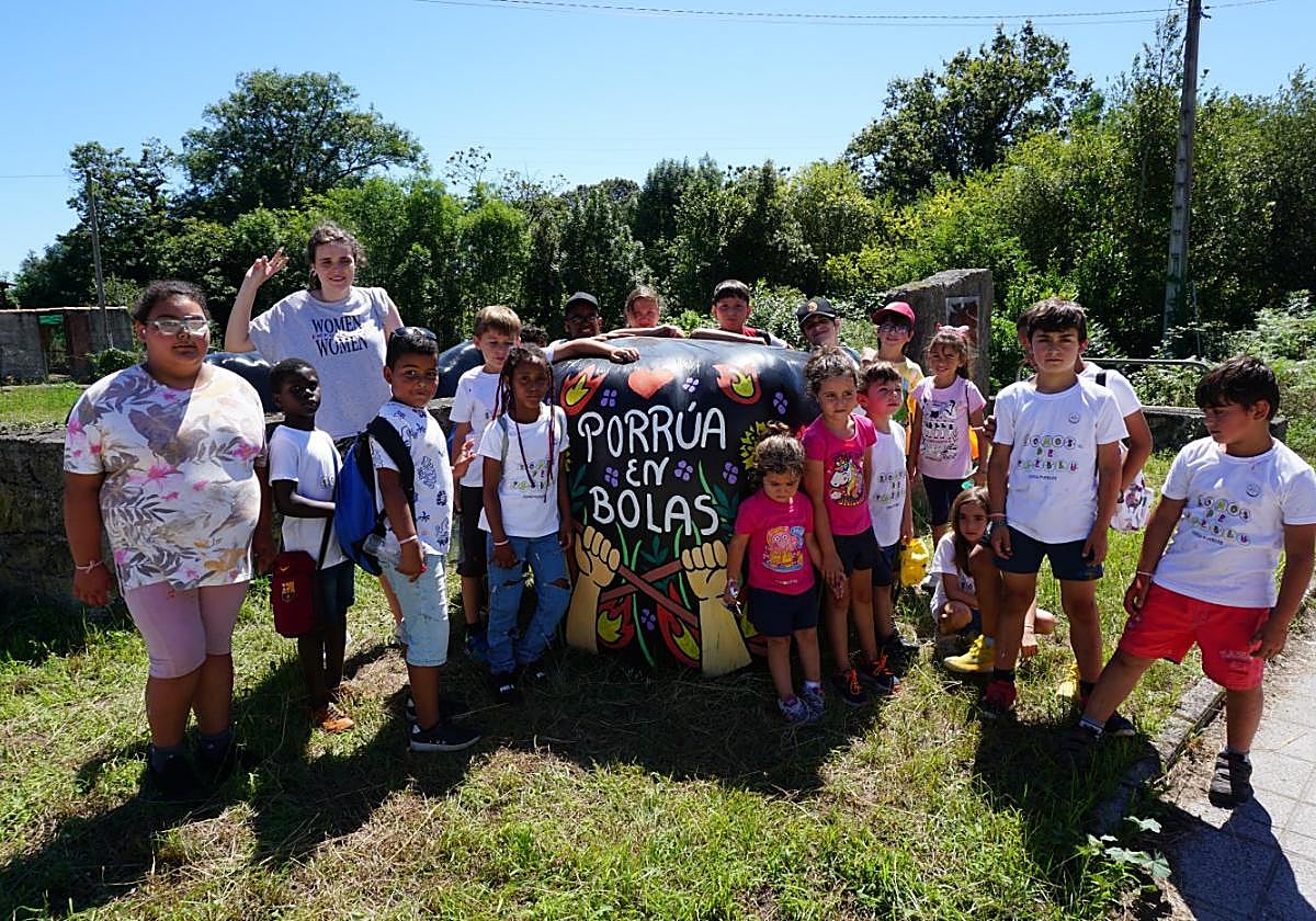 Los niños de la asociación El Patiu iniciaron ayer la tercera edición del festival Porrúa en Bolas.