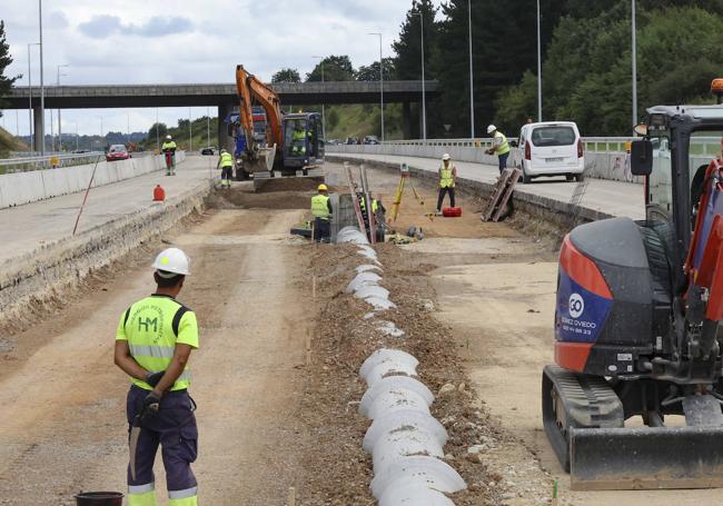 En avance. Cerca de 70 operarios se afanan por ejecutar el último subtramo, en la zona central del tramo.