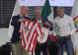 David Guerra entrega una camiseta del Sporting al alcalde de Torreón, en presencia de Joaquín.